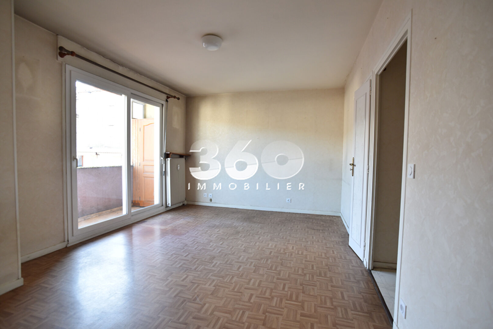 photo À VENDRE  Studio avec balcon et vue montagne 