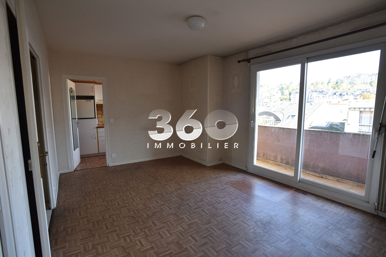 photo À VENDRE  Studio avec balcon et vue montagne 