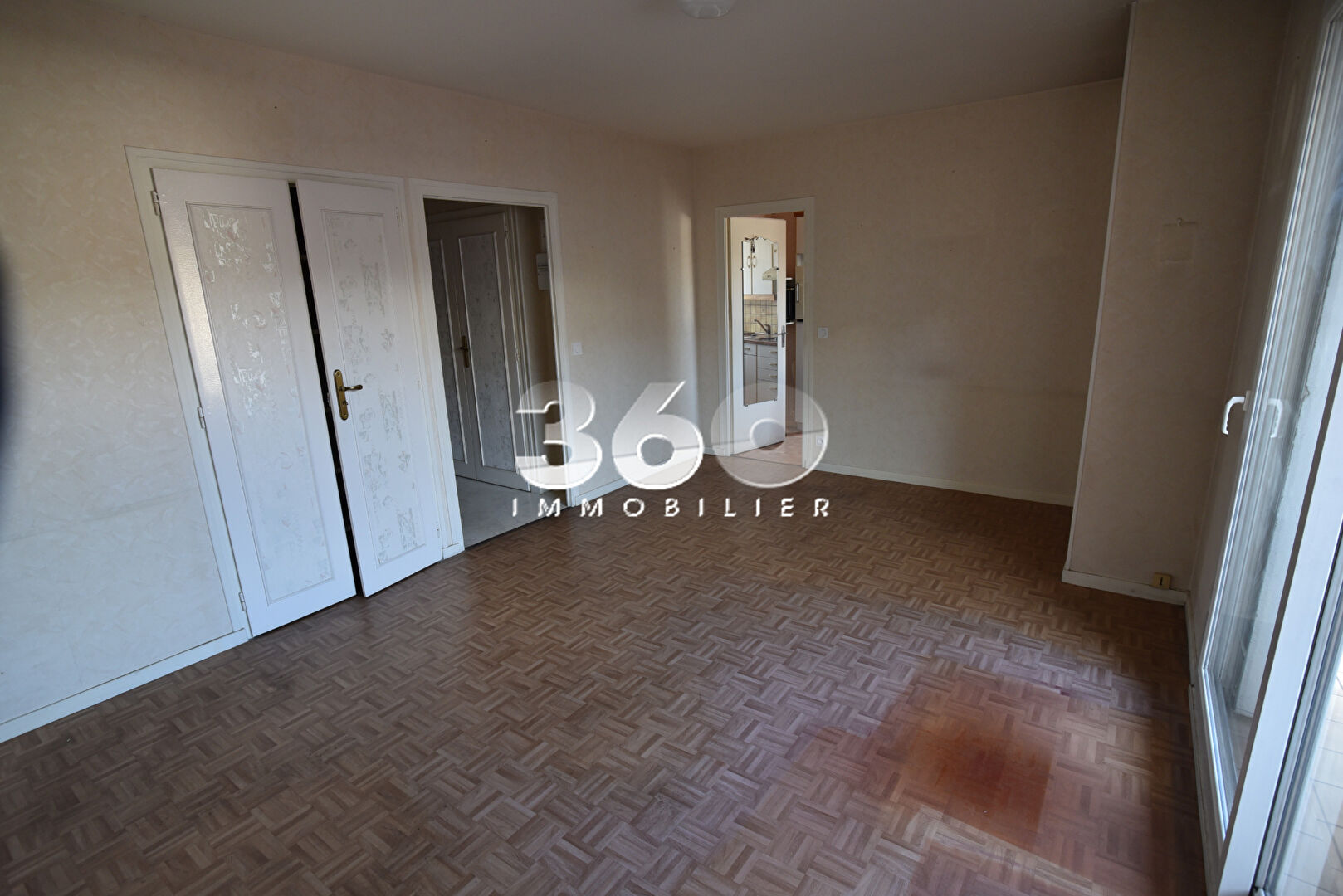 photo À VENDRE  Studio avec balcon et vue montagne 