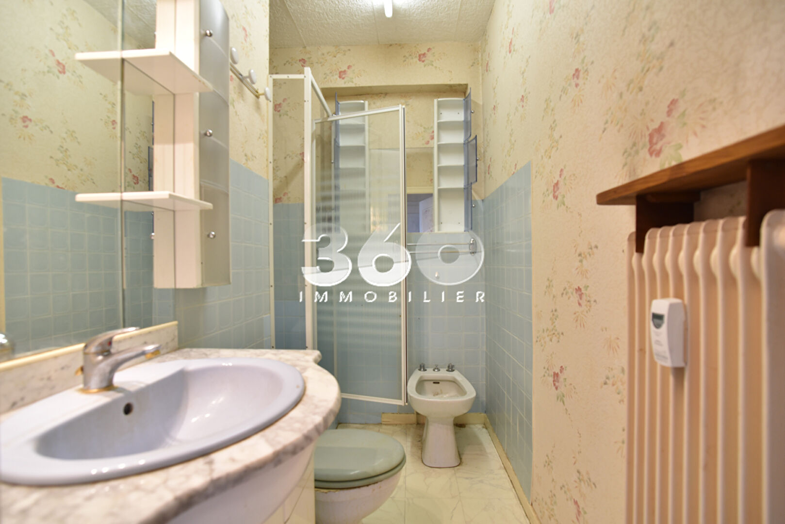 photo À VENDRE  Studio avec balcon et vue montagne 