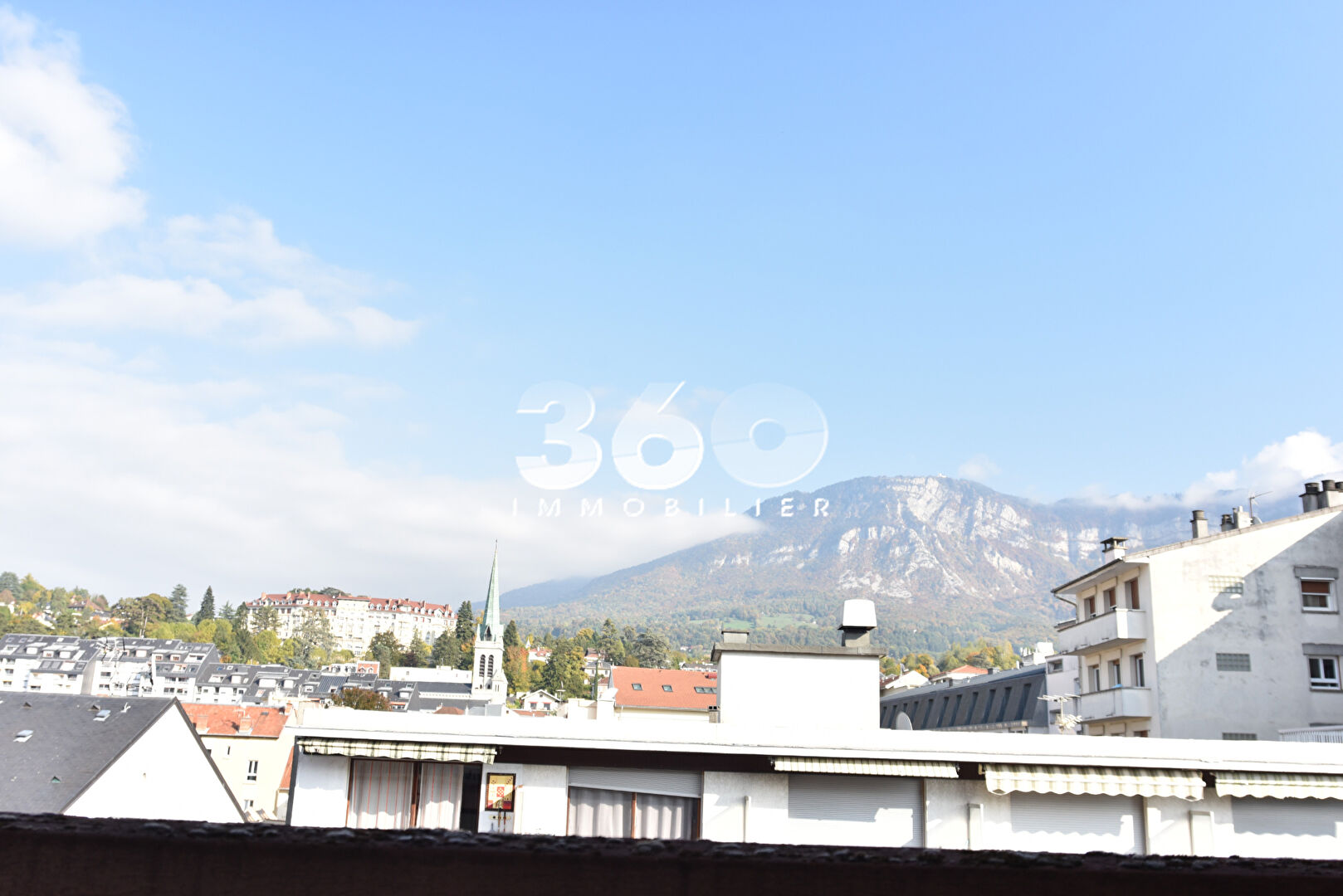 photo À VENDRE  Studio avec balcon et vue montagne 
