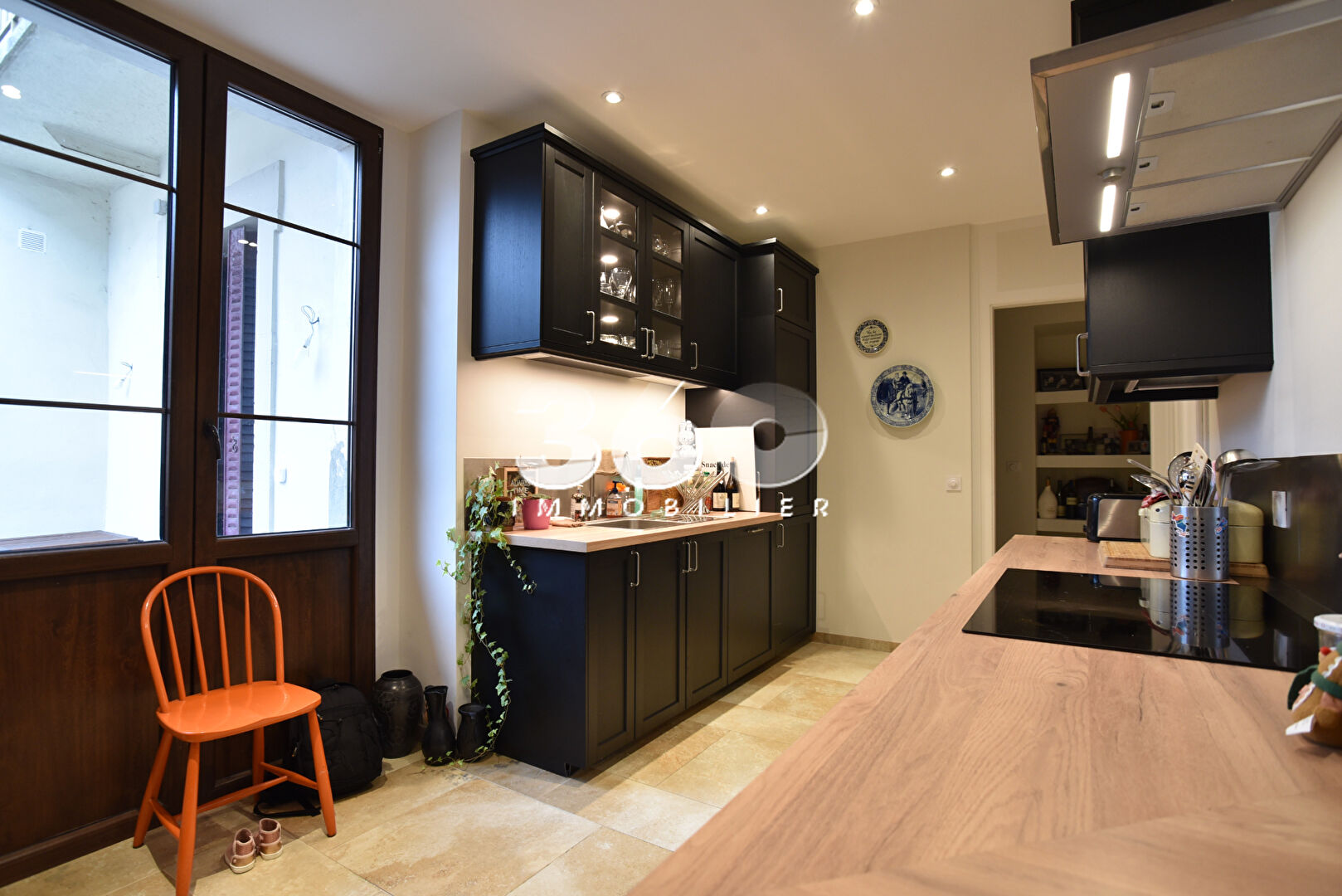 photo Emplacement central, à deux pas du marché et de tous les commerces 