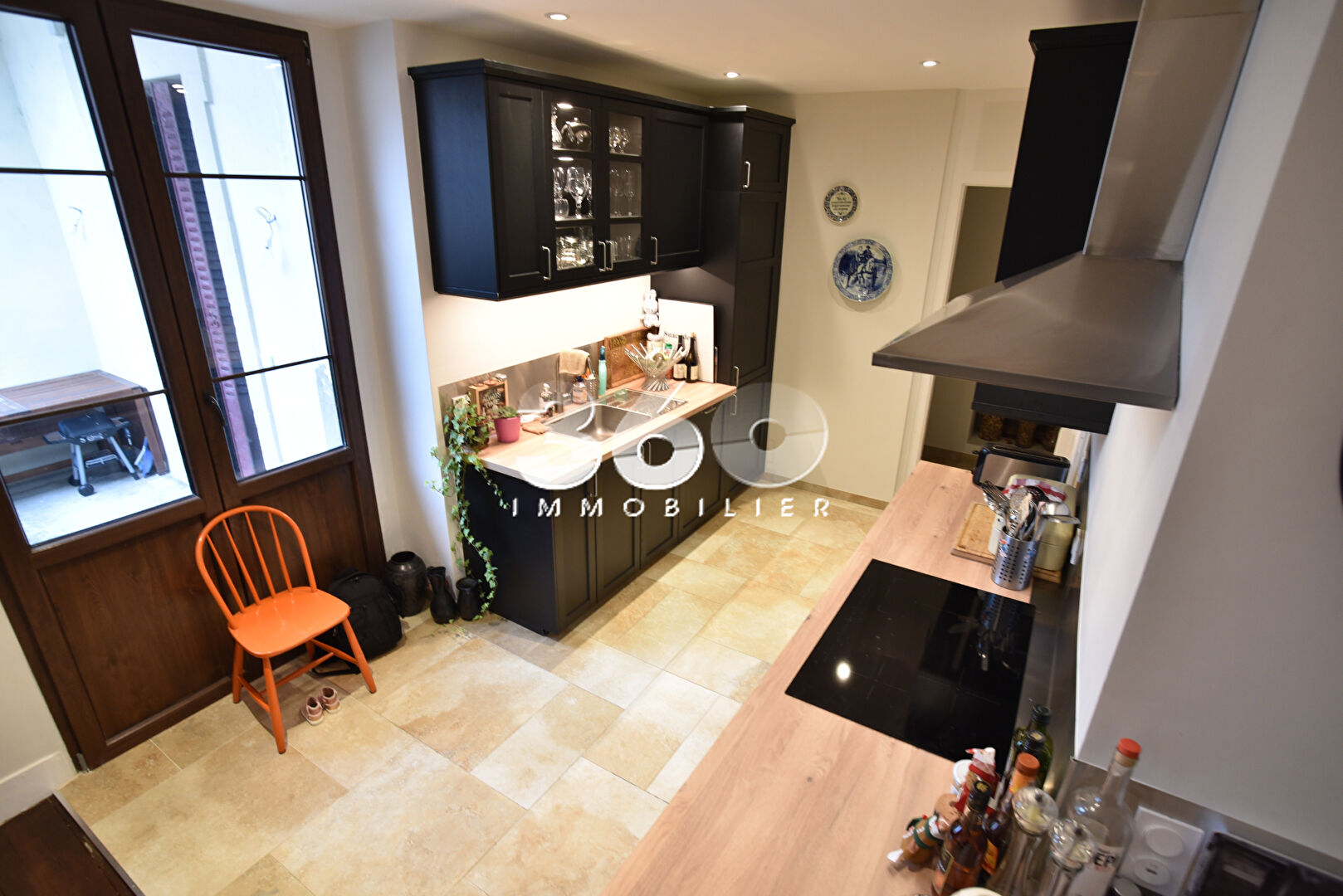 photo Emplacement central, à deux pas du marché et de tous les commerces 